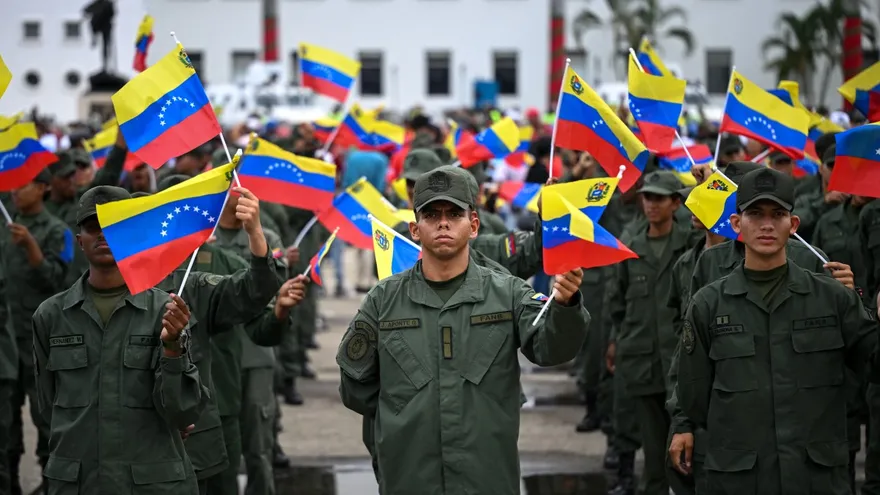 Militares venezolanos desfilan en Caracas.