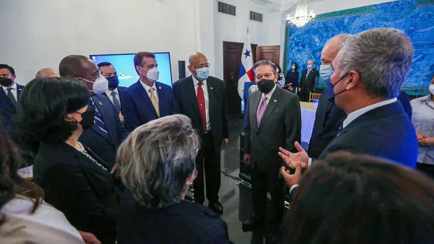 Acto de traspaso de terreno para la Ciudad Judicial.