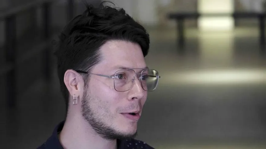 El curador jefe del Museo de Arte y Diseño Contemporáneo de Costa Rica, Daniel Soto, habla durante una entrevista con Efe este 12 de marzo de 2019 en San José (Costa Rica). EFE