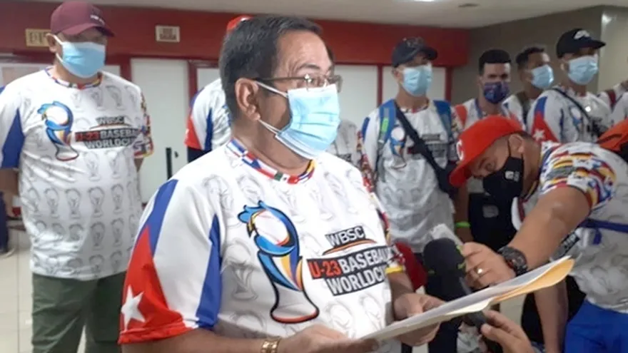Regresa equipo cubano de béisbol de México con el 50% de su nómina