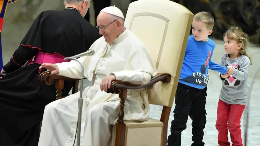 Dos niños acceden al escenario del Aula Pablo VI mientras el papa Francisco (d) preside su audiencia general de los miércoles en el Vaticano, hoy, 28 de noviembre de 2018.