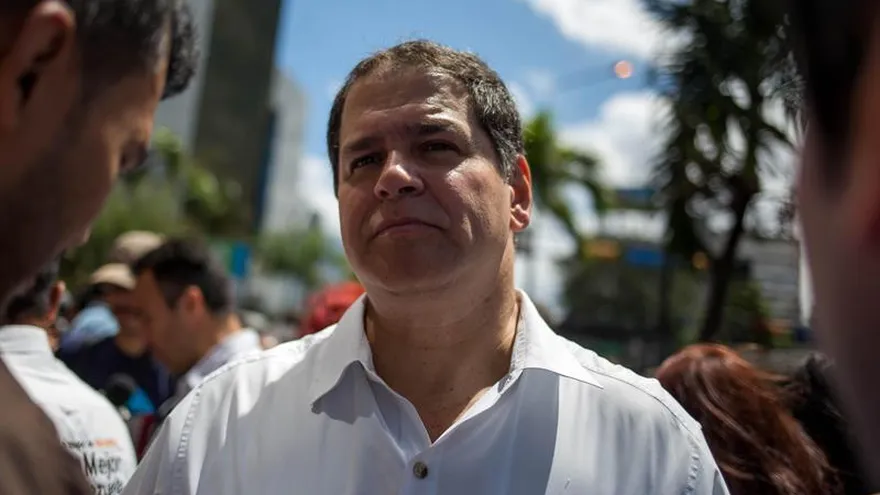 El diputado de la Asamblea Nacional (AN) Luis Florido reacciona durante una concentración del frente opositor en la sede de la ONU el 12 de marzo de 2018, en Caracas (Venezuela).