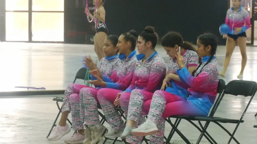Gimnastas esperan su turno para realizar su rutina en el Campeonato Nacional de Gimnasia
