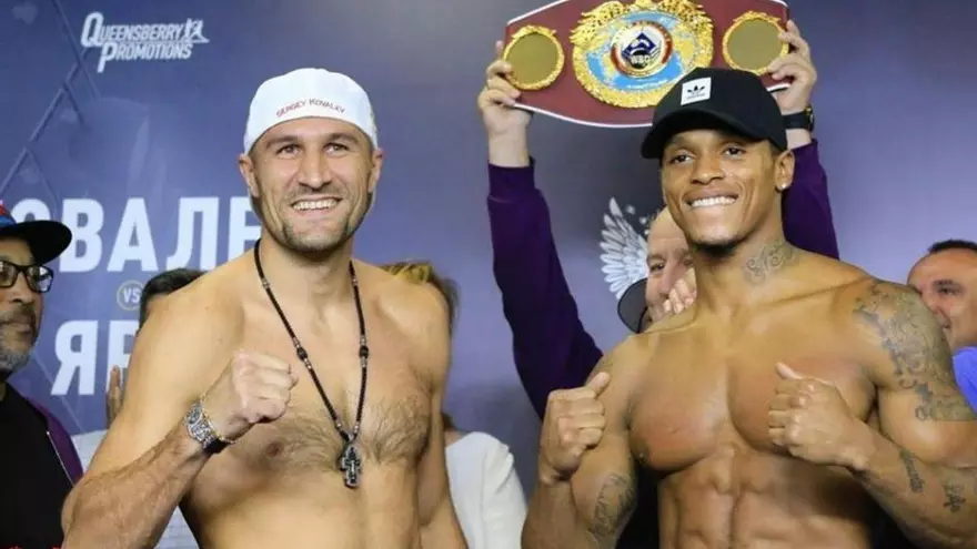 Anthony Yarde (d) y Sergey Kovalev (i)