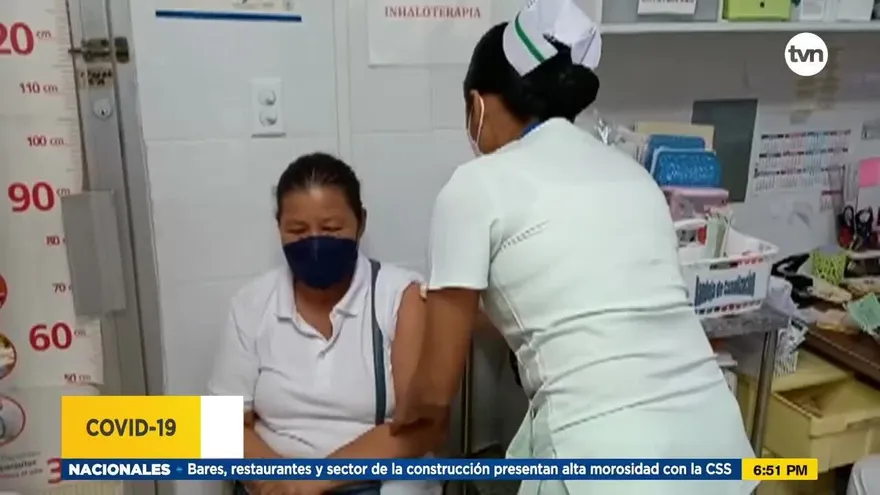 Ciudadanos acuden a ponerse la cuarta dosis contra covid-19