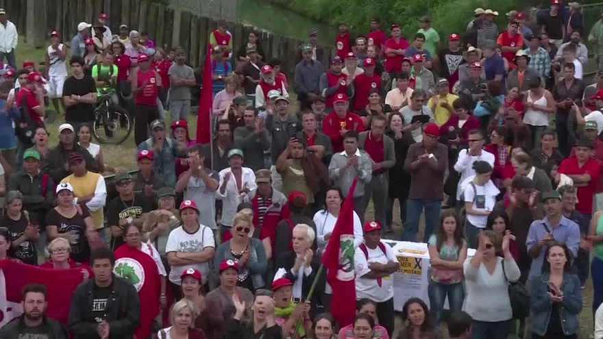 Tensión en Brasil, seguidores de Lula acampan en Curitiba