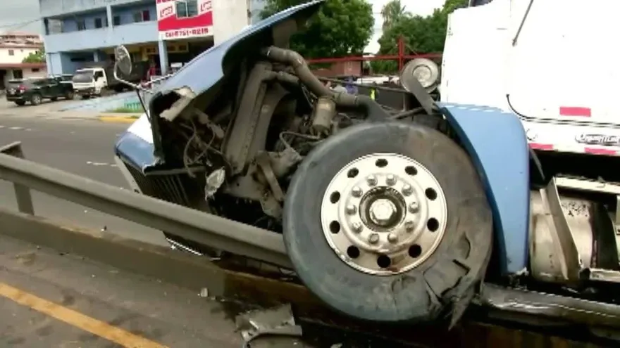 Camión choca con metrobús en Las 500