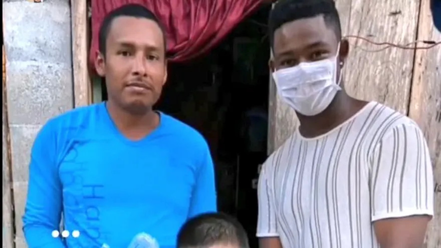 El pelotero bocatoreño Joshua Wright hace una donación a una familia necesitada