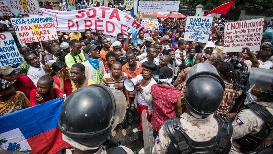 Varios centenares de obreros de fábricas subcontratistas se manifestaron en las calles de Puerto Príncipe para pedir un salario más alto.