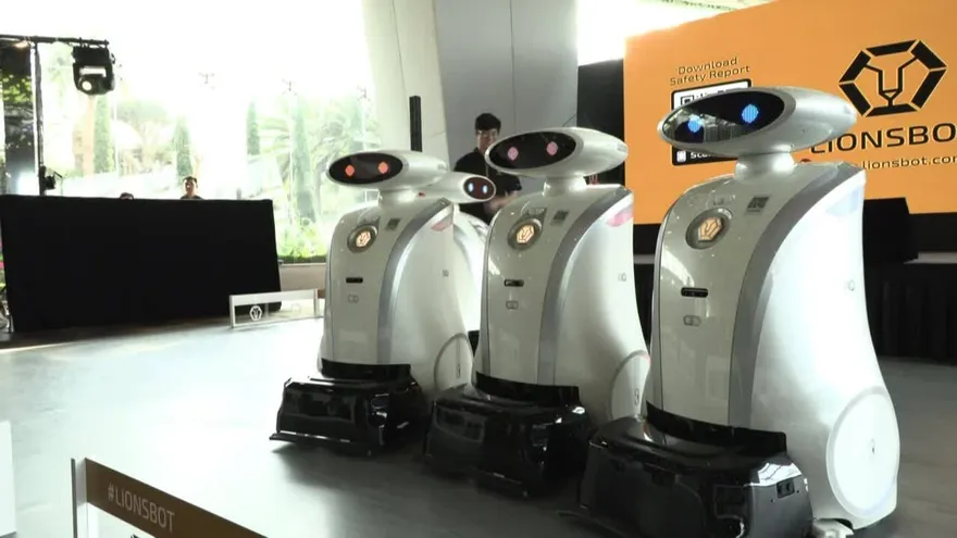 Amables” robots raperos hacen limpieza en Singapur