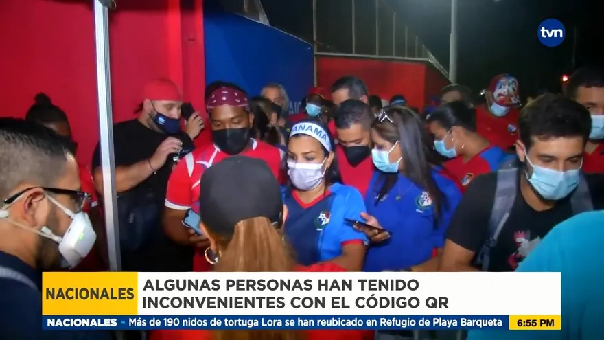 Aglomeración para verificar el código QR previo al partido Panamá vs Costa Rica