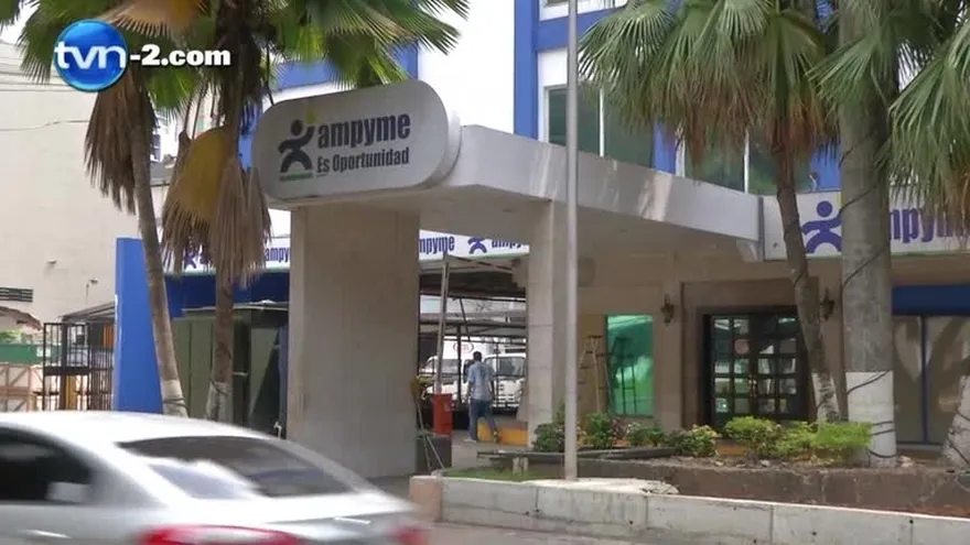 Exministra Burillo se defiende y asegura que volverá al país