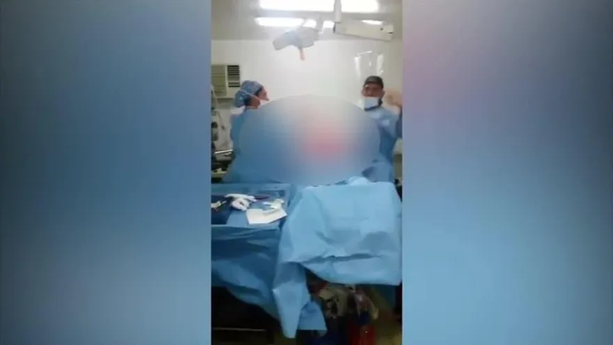 Cirujano bailando durante operación desata polémica en Colombia