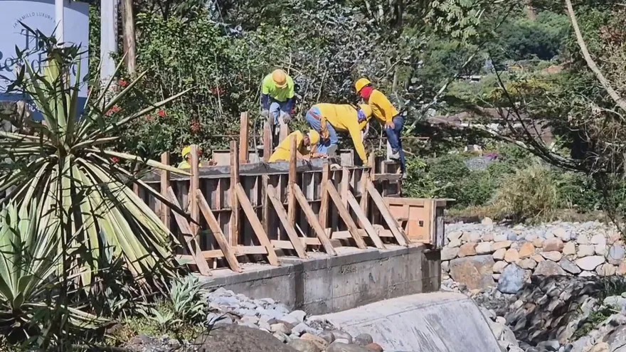 Puente afectado por las lluvias en río Caldera
