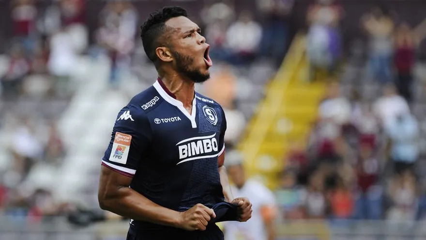 Rolando "Toro" Blackburn acumula nueve goles este semestre con el Saprissa.