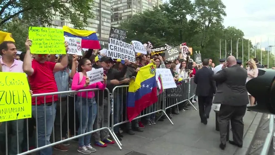 Embajadora de EEUU arenga a manifestantes anti Maduro en ONU