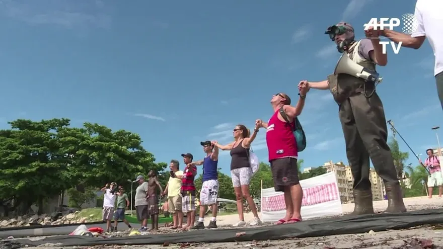 Funeral en contaminada bahía de Río de Janeiro