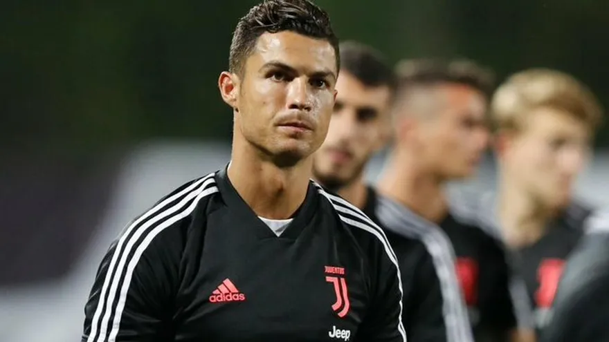 Cristiano Ronaldo se lanza contra un policía en un entrenamiento de la Juventus
