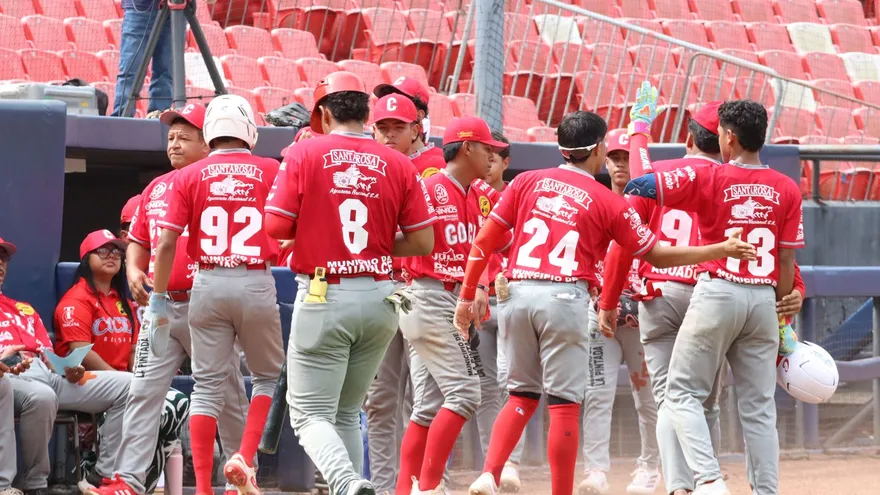 Peloteros del equipo juvenil de Coclé