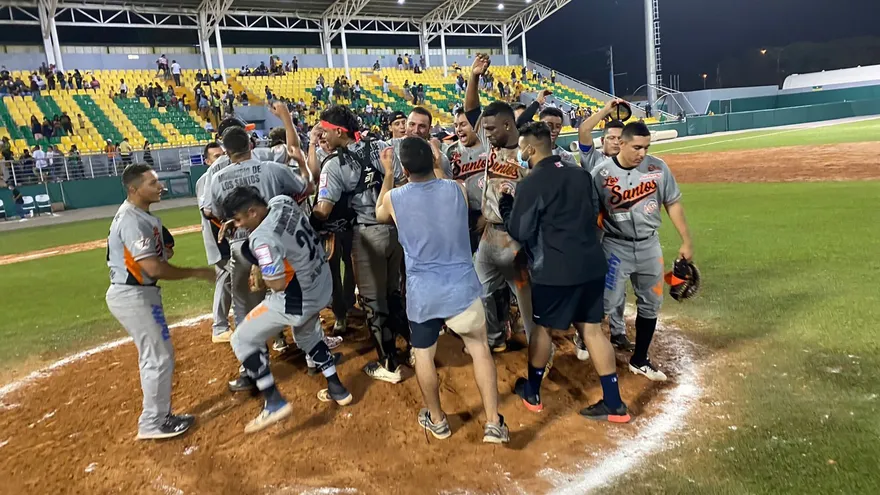 Jugadores de Los Santos celebran tras vencer a Bocas del Toro en el sexto partido