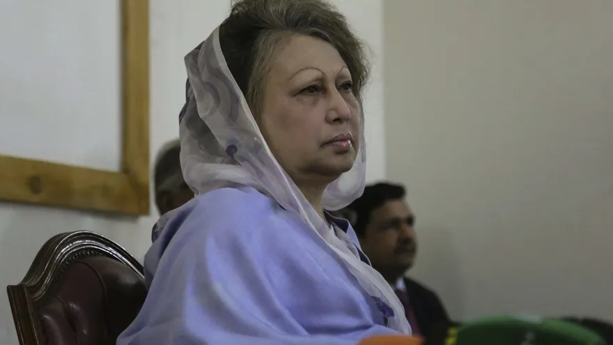 El Tribunal Supremo bangladesí pospuso hoy hasta el próximo 8 de mayo la puesta en libertad bajo fianza de la líder opositora y ex primera ministra Khaleda Zía, ordenada hace una semana por un tribunal en relación con su condena a cinco años de cárcel por corrupción.