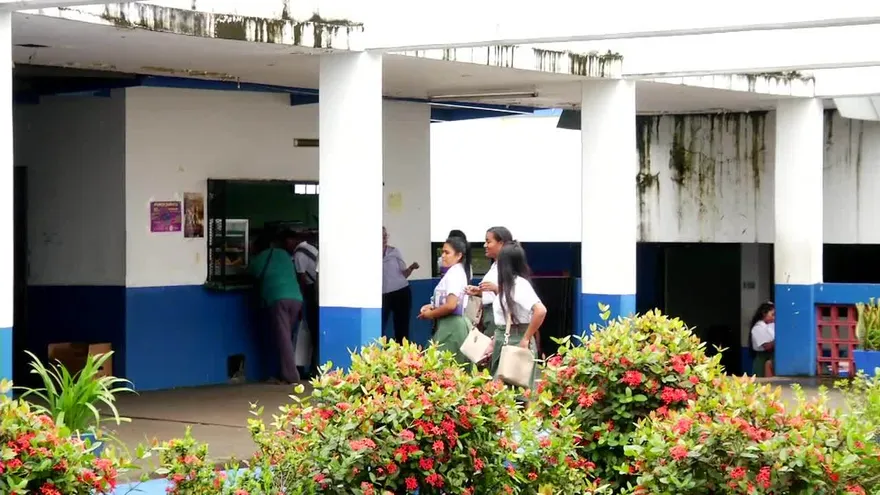 Estructuras de colegio Richard Newman con deterioro