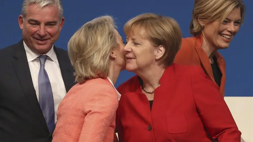La canciller alemana, Angela Merkel (cd), saluda a su ministra de Defensa, Ursula von der Leyen, durante el congreso federal de la Unión Cristianodemócrata (CDU), en Essen, Alemania, hoy, 6 de diciembre de 2016.