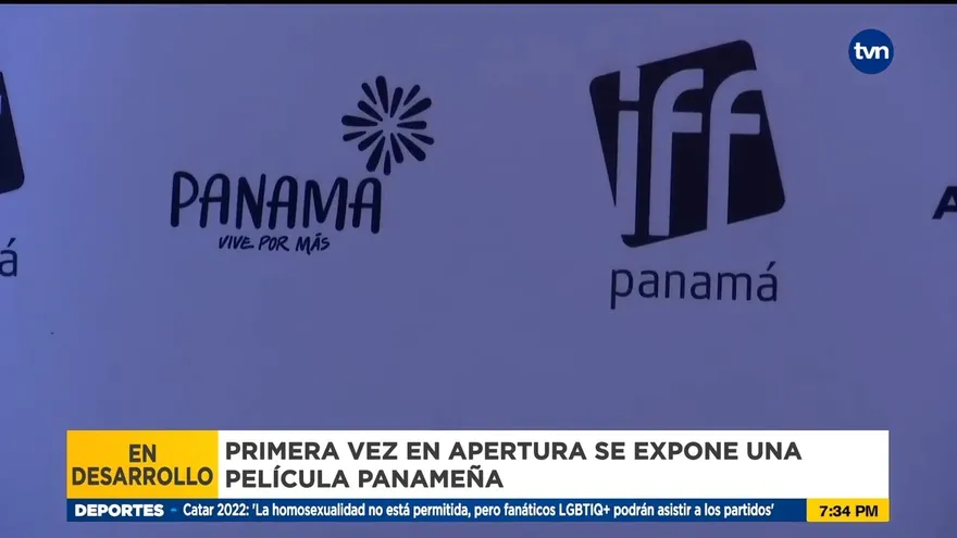 Personas asisten a ver Plaza Catedral, película panameña que abre el Festival de Cine