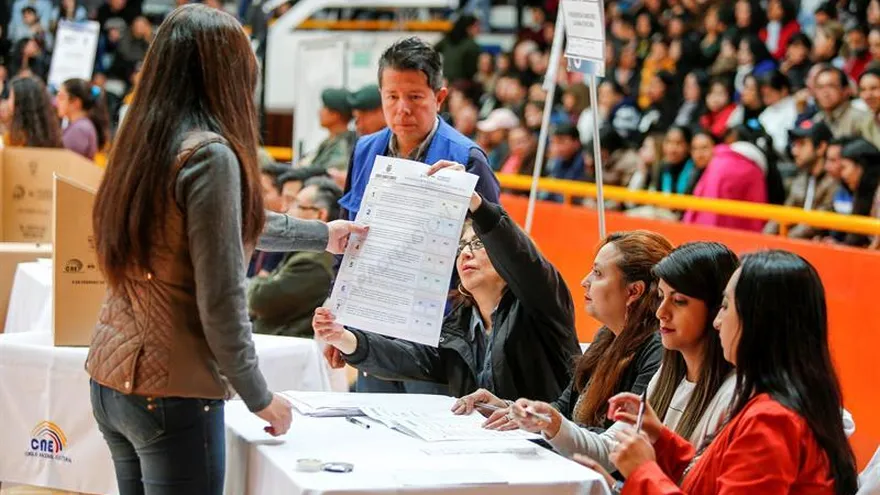 Una ciudadana ecuatoriana participa del simulacro electoral que se ejecutó hoy, domingo 21 de enero del 2018, en Quito (Ecuador).