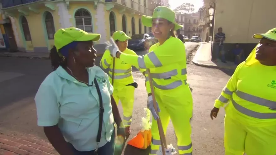 Limpiando la ciudad, así celebró como Dama Barredora, nuestra Carla Pino