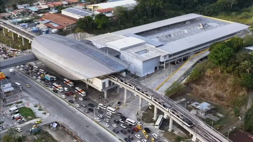 Metro de Panamá suspendido.