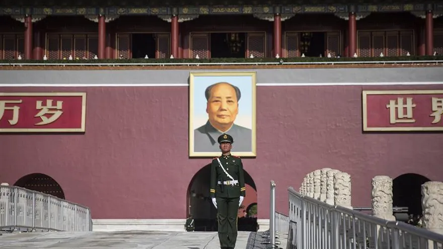 Un soldado chino vigila ante el retrato de Mao Zedong en el acceso sur de la Ciudad Prohibida, en Pekín (China).