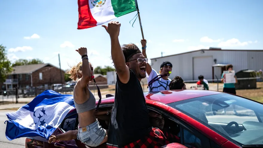 Jóvenes protestando contra ICE en Austin, Texas.