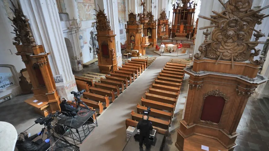 Helicópteros y tecnología para llevar la Semana Santa a las casas en América Latina