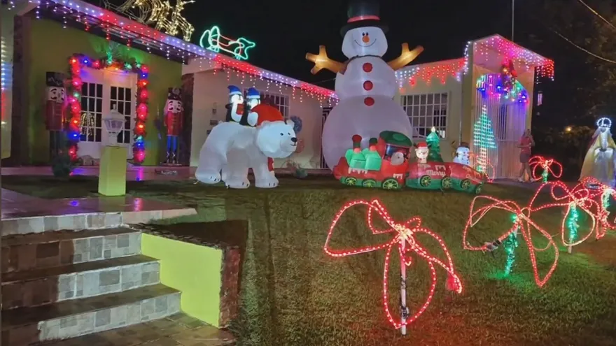 La familia Rodríguez Escalona mantiene viva una tradición que inició en 1987, cuando, con pequeñas luces, buscaban transmitir un mensaje de esperanza y Navidad a la comunidad.