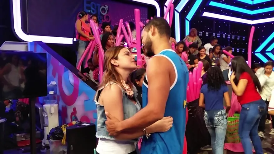 Momento romántico entre Domil y su novia