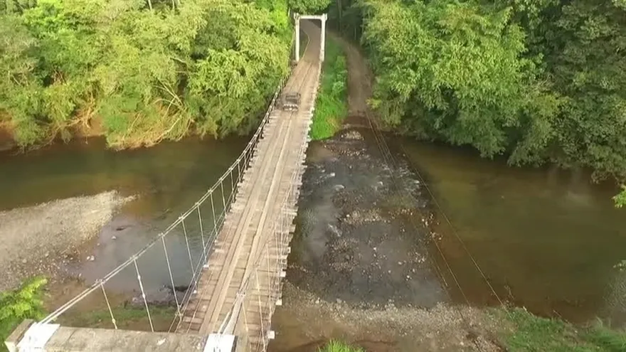 Puente colgante sigue generando dudas