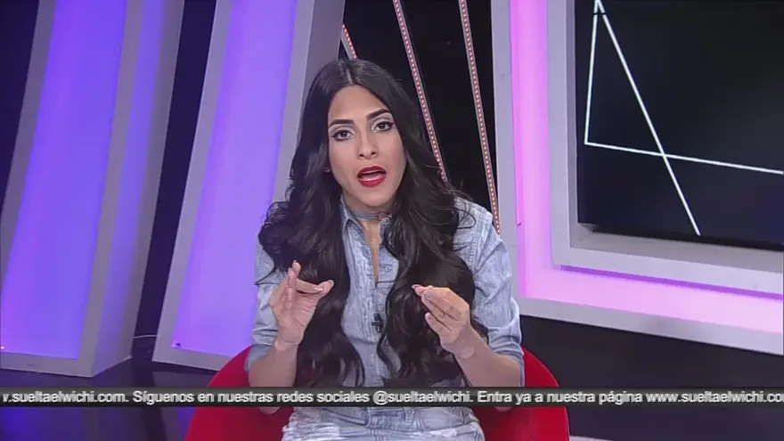 Domileira le presta su carro a Joy Fong