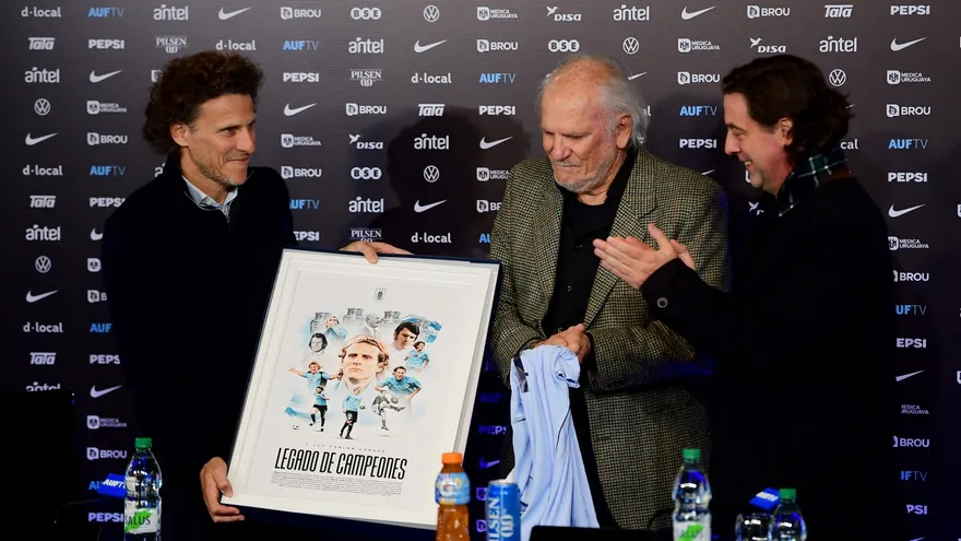 Diego Forlán takes charge of Uruguay, leaves door open for former teammate