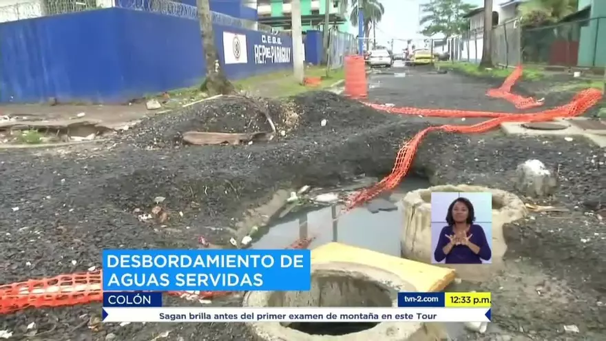 Desbordamiento de aguas servidas en Escuela República de Paraguay