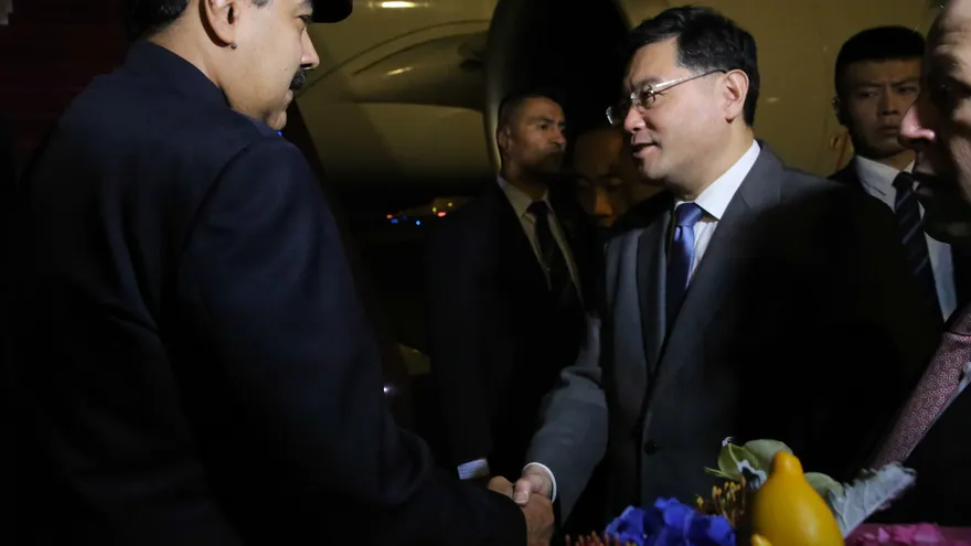 El presidente venezolano, Nicolás Maduro (i), a su llegada a Pekín, China.