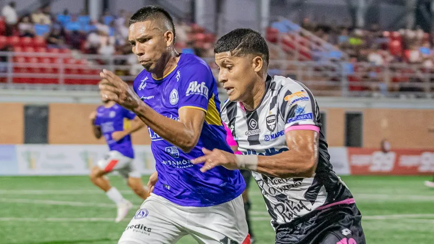 Tauro FC y CD Universitario en acción