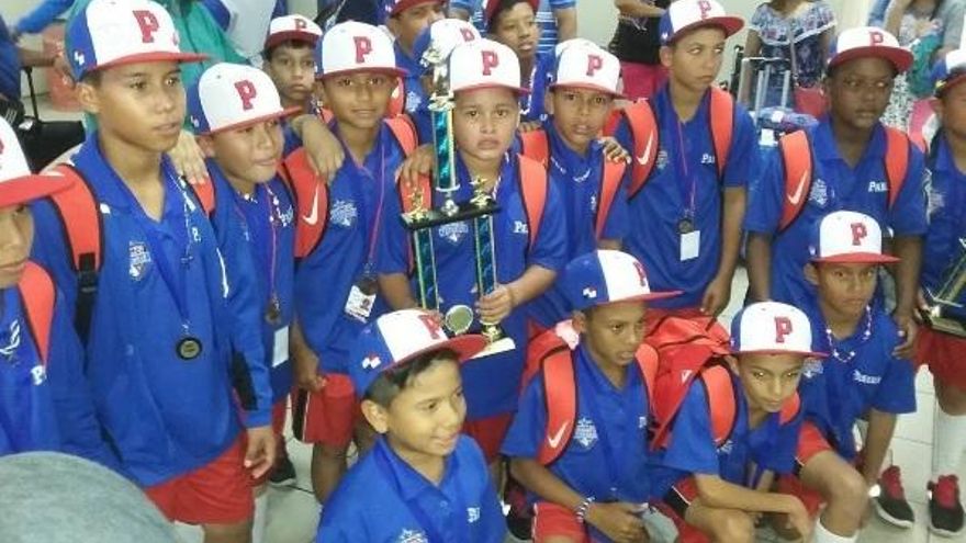Jugadores de la selección panameña de béisbol Sub-10 tras su llegada al país