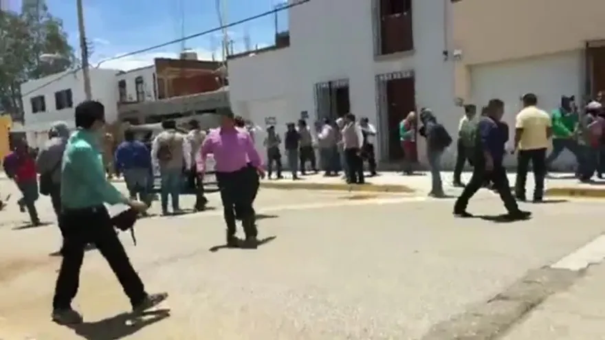 Maestros de Oaxaca atacan con cohetón helicóptero oficial durante protestas