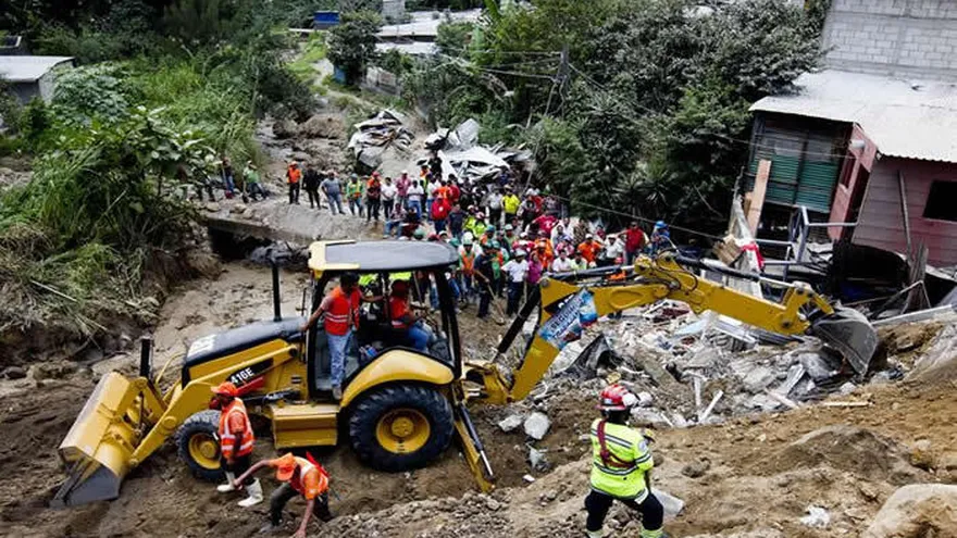 Alud deja tres muertos y cuatro desaparecidos en Guatemala.