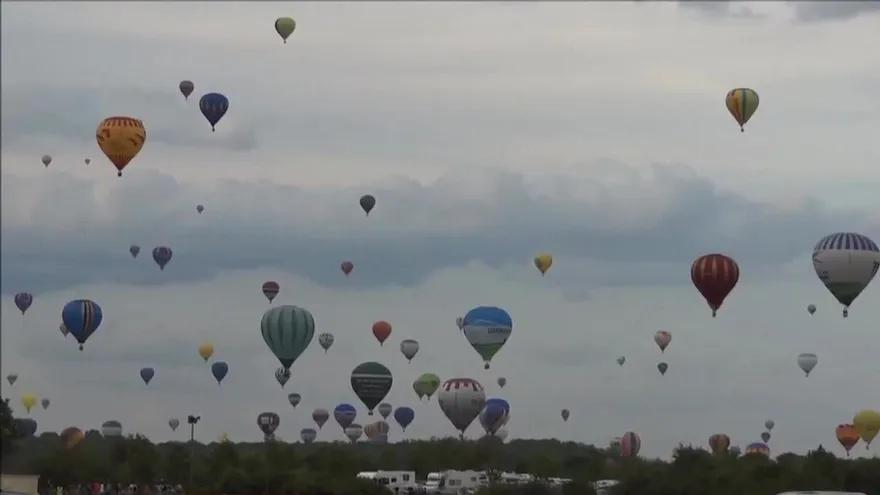 Cientos de globos aerostáticos tiñen el cielo de Francia