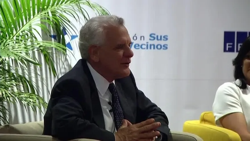 Stanley Motta participa en conversatorio