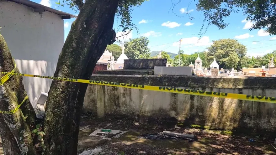 Ministerio de Salud inspecciona el cementerio de Soná y restringe el área de bóvedas colapsadas