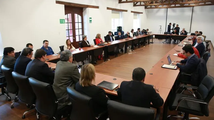 Fotografía cedida este jueves por el Gobierno colombiano en la que se registró el reinicio de los diálogos de paz entre el Gobierno colombiano y la guerrilla Ejército de Liberación Nacional (ELN), en Cashapamba, al sureste de Quito (Ecuador).