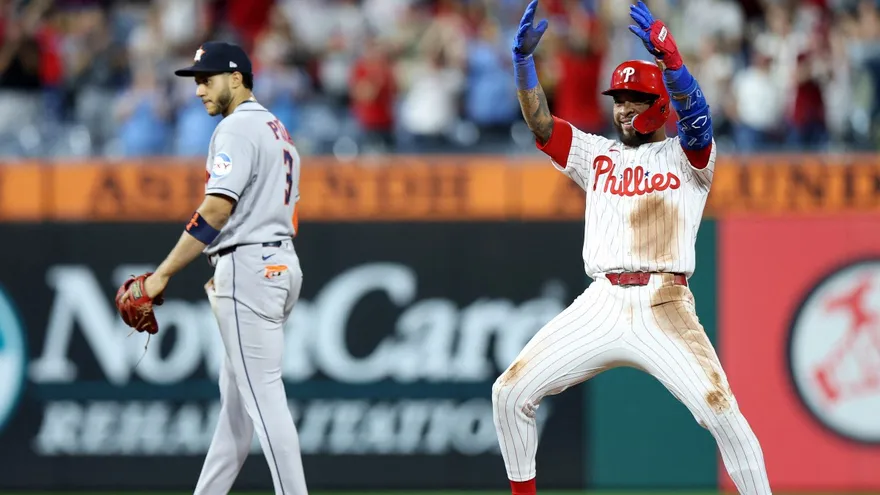 Edmundo Sosa (d) celebra tras conectar un doble en el partido entre los Phillies y los Astros